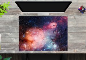 Entfernte Galaxie - Verwendungsbeispiel - Schreibtischunterlage aus erstklassigem Vinyl, abwaschbar