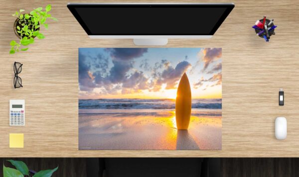 Schreibtischunterlage Surfbrett am Strand aus Vinyl