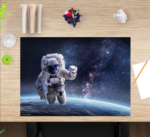 Schreibtischunterlage Astronaut im Weltall, aus Vinyl