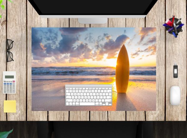 Schreibtischunterlage - Surfbrett am Strand - aus Vinyl