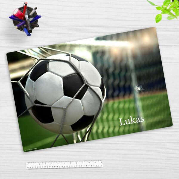 Fußball Ball im Tor mit Wunschname – Schreibtischunterlage 60 x 40 cm