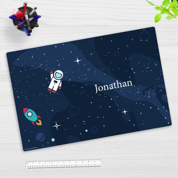 Astronaut im Weltraum mit Wunschname – Schreibtischunterlage 60 x 40 cm