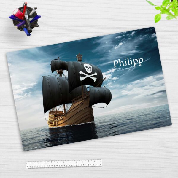 Piratenschiff mit Wunschname – Schreibtischunterlage 60 x 40 cm