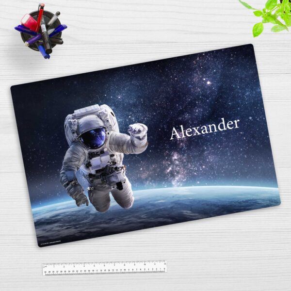 Astronaut im Weltall mit Wunschname – Schreibtischunterlage 60 x 40 cm